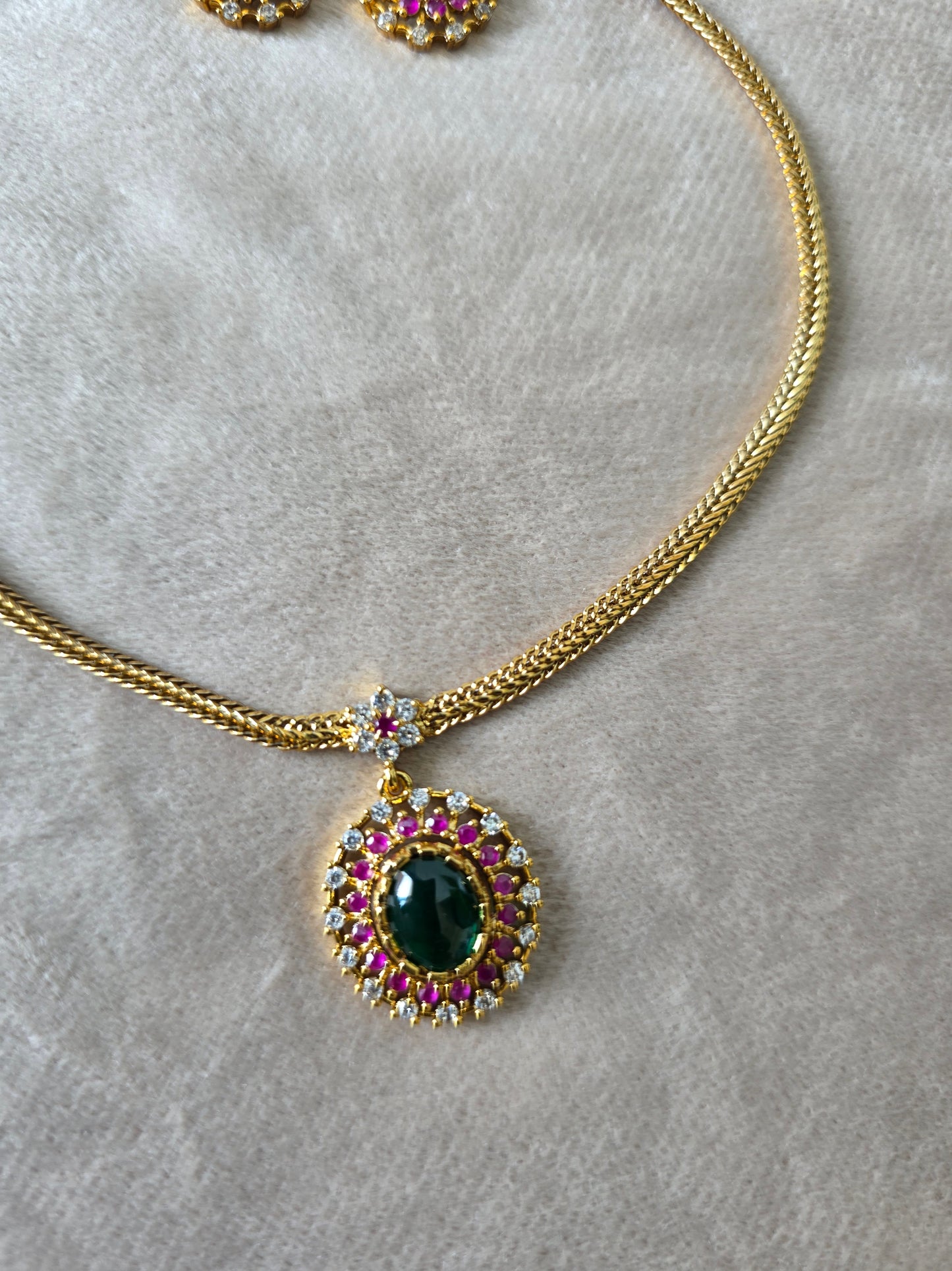 Trending choker
