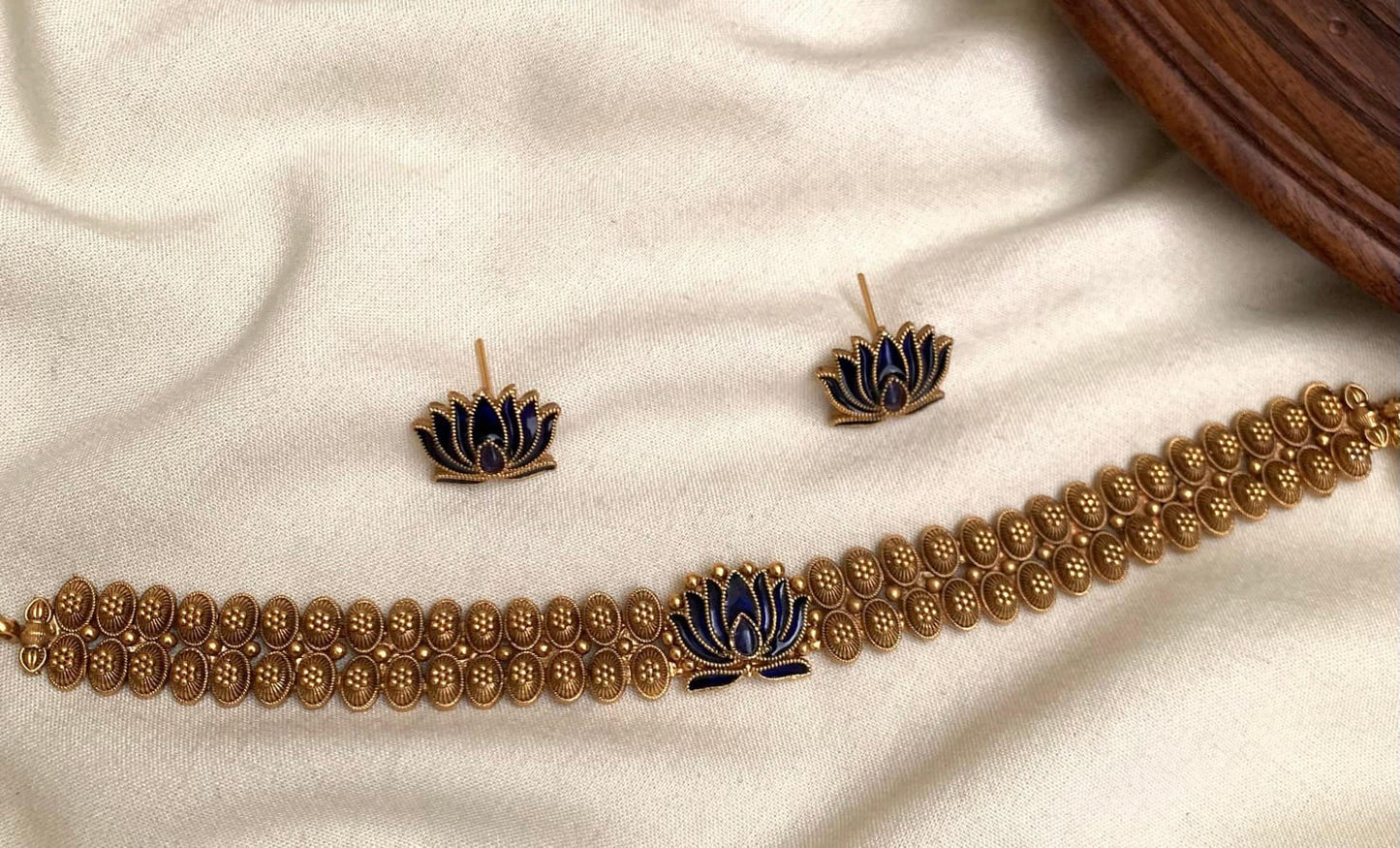 Lotus choker