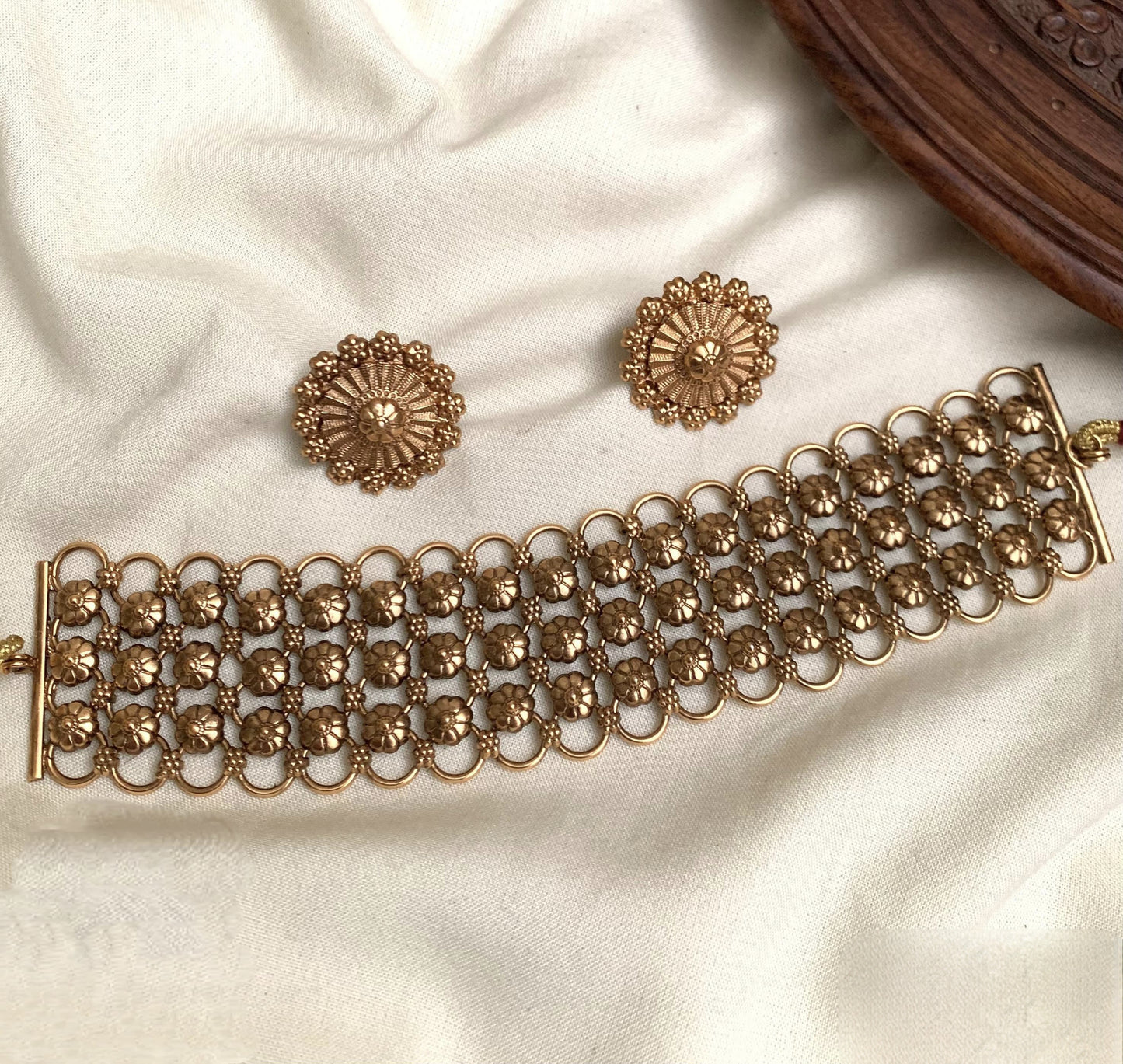 Flower choker