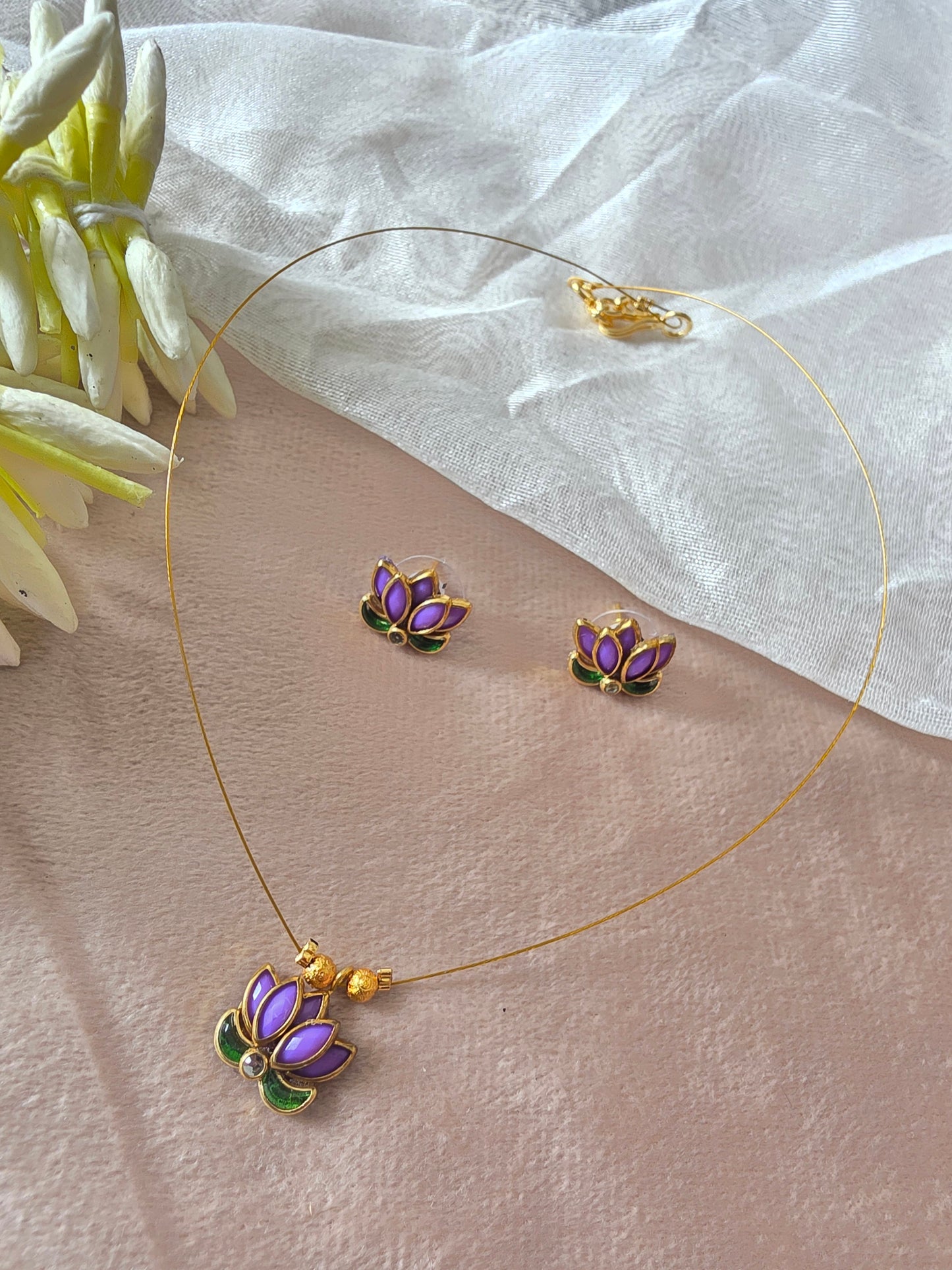 Invisible violet lotus chain