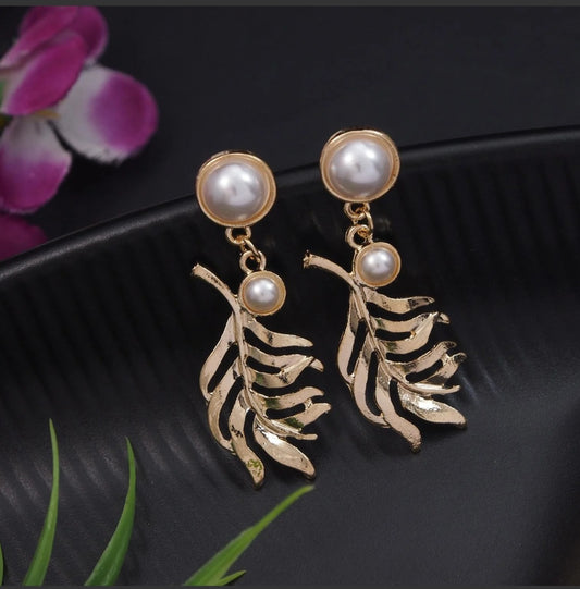 Gold plates Leaf Pearl Earring